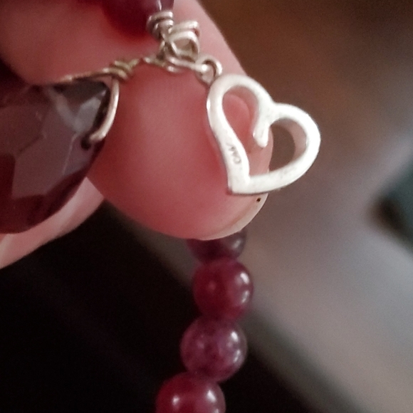GARNET COLOR BEADS AND HEART DROP BRACELET - Picture 3 of 4